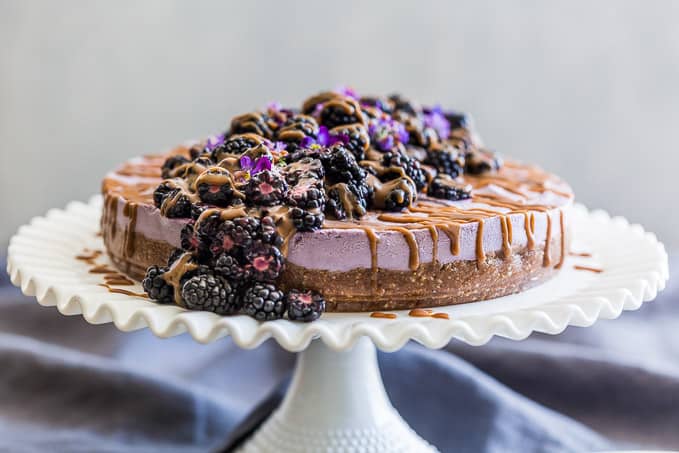 Easy No-Bake Caramel Blackberry Cheesecake for Summer Parties